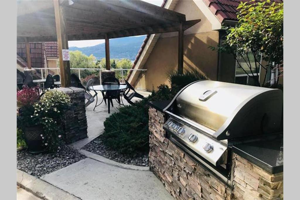 Tranquil Waterfront Condo Kelowna Buitenkant foto